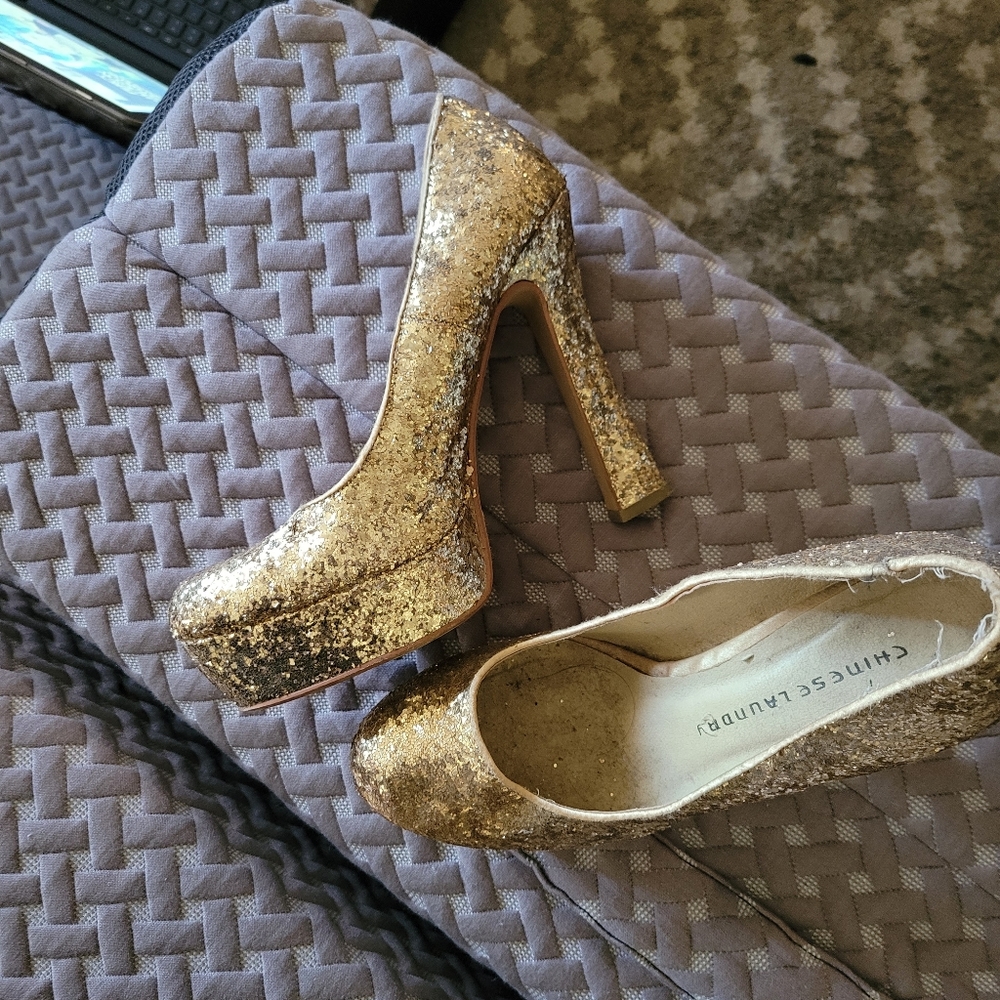 🚫🚫DONATED🚫🚫Glittery gold heels